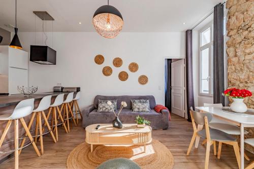 un salon avec un canapé et une table dans l'établissement Fabulous Family 2BR - Prime Location, Walk to Beach & Shopping - By Totolulu Cannes Yellow Corner, à Cannes