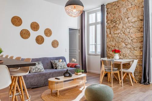 un salon avec un canapé et une table dans l'établissement Fabulous Family 2BR - Prime Location, Walk to Beach & Shopping - By Totolulu Cannes Yellow Corner, à Cannes