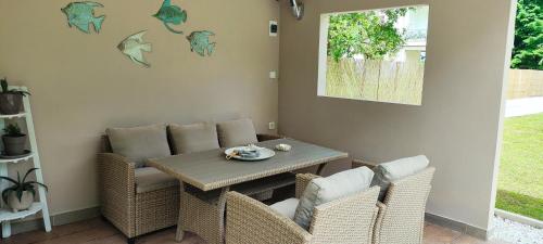 My Rooms في ليبتوكاريا: غرفة طعام مع طاولة وكراسي