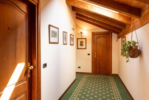 a hallway with a door and a green rug at Locanda Del Mulino in Maranello