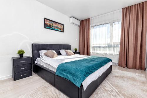 Un dormitorio con una cama grande y una ventana en Набережная, небоскребы, кофейня, фитнес, стильно и недорого, ЖК 7Я, en Astana