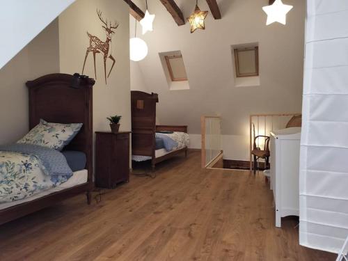 a room with a bedroom with a bed and a desk at La Ramure, maison de village in Allanche