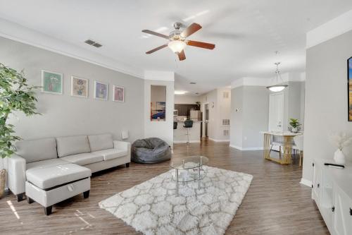 Χώρος καθιστικού στο Luxury 3bd, 2bath, universal studios