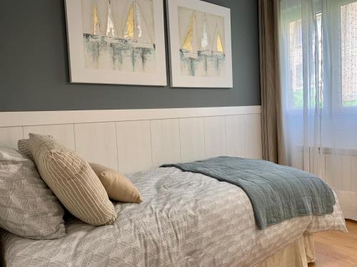 un dormitorio con una cama con dos almohadas. en Puerta 10, en El Astillero