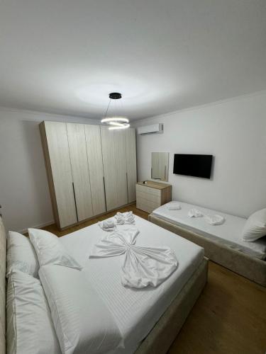 Ένα ή περισσότερα κρεβάτια σε δωμάτιο στο Vila Ademi Ksamil