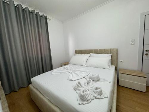 Ein Bett oder Betten in einem Zimmer der Unterkunft Vila Ademi Ksamil