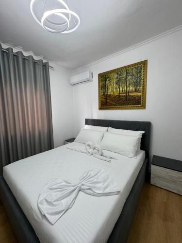 Ένα ή περισσότερα κρεβάτια σε δωμάτιο στο Vila Ademi Ksamil