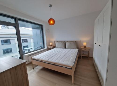 Ένα ή περισσότερα κρεβάτια σε δωμάτιο στο Eurovea Riverside with parking