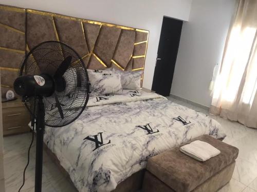 Ένα ή περισσότερα κρεβάτια σε δωμάτιο στο BJ's SHORTLET OGOMBO ROAD