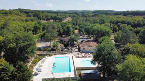 une vue aérienne d'une piscine dans un complexe hôtelier dans l'établissement Mobilhome vintage 