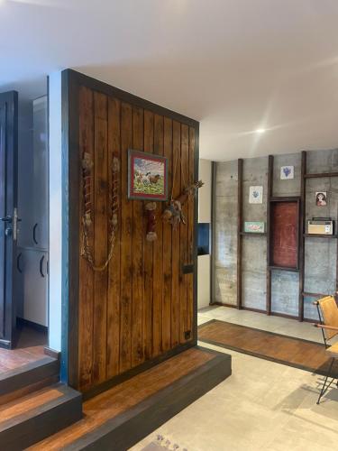 a room with a large wooden door in a room at Havuzlu ve jakuzili full eşyalı lüks villa in Bodrum City