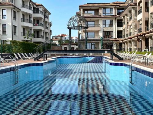 een zwembad in het midden van een gebouw bij Pool apartment on the beach in Boergas