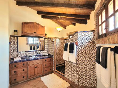 y baño con lavabo y ducha. en Spanish Style Vacation Home in Rosarito, en Primo Tapia