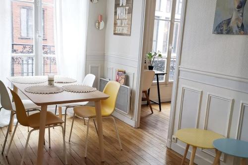 une salle à manger avec une table et des chaises dans l'établissement Authentic Parisien Suite -Paris historique/Metro, à Saint-Ouen