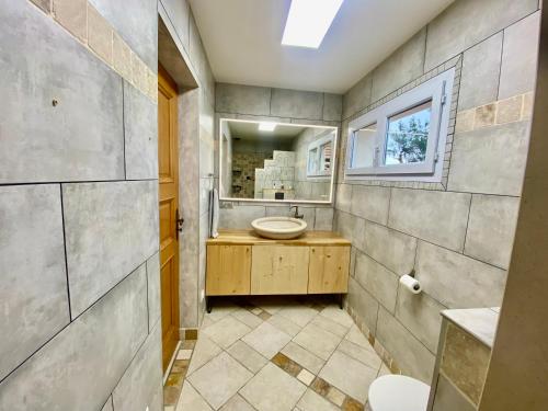 une salle de bain avec un lavabo et un miroir dans l'établissement Villa - Marseille, à Marseille
