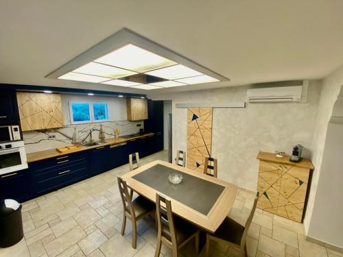 une cuisine avec une table et des chaises dans une pièce dans l'établissement Villa - Marseille, à Marseille
