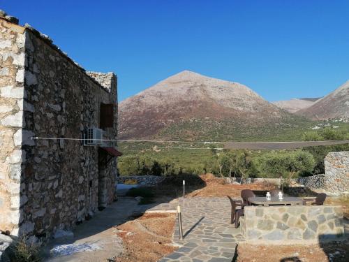 Casa de piedra con vistas a las montañas en Xemoni House, en Koíta