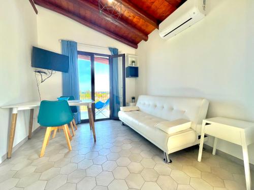 Dreamy Seaside في باري ساردو: غرفة معيشة مع أريكة وطاولة
