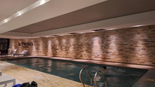 Πισίνα στο ή κοντά στο BTWINS Pinamar Dpto Top 8vo al mar c balcon c parrilla c cochera Pileta cubierta descubierta sauna gym cine