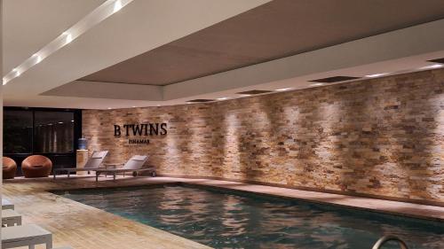 Πισίνα στο ή κοντά στο BTWINS Pinamar Dpto Top 8vo al mar c balcon c parrilla c cochera Pileta cubierta descubierta sauna gym cine