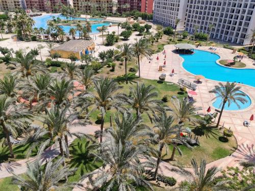 Luftblick auf ein Resort mit Palmen in der Unterkunft جولف بورتو مارينا in El-Alamein