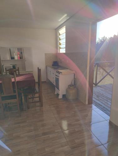 a kitchen and dining room with a table and a dining room at Casas boa vista in Campos do Jordão