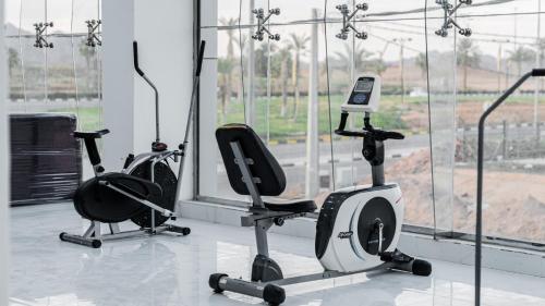 a gym with two exercise bikes in a room at شقق زائر الشمال للشقق المخدومة in Hail