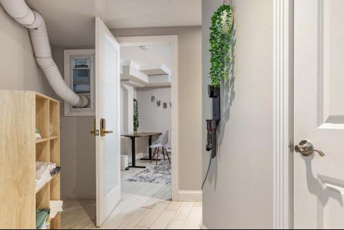 un pasillo con una puerta que conduce a un comedor en Cozy Room at a shared Apartment East Village, en Nueva York