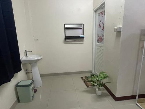Ένα μπάνιο στο 2B Cozy Hostel ตรัง