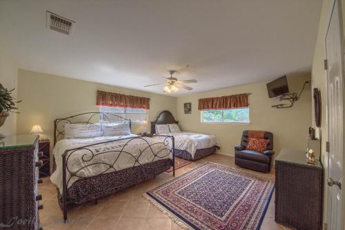 um quarto com uma cama e uma cadeira em WW G302 River Vista em New Braunfels