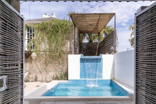 una piscina en el patio trasero de una casa en Hotel Perro Surfero Todos Santos, en Todos Santos