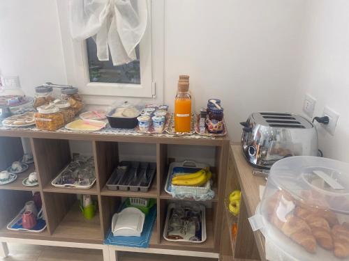 un estante con comida y otros artículos en una cocina en Maryam23 en Siracusa