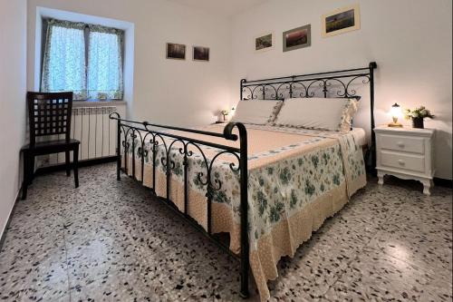 um quarto com uma cama e uma cadeira em Civico 19 em Belmonte Piceno