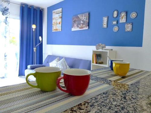 Tinache Blue Marine apartment في بلايا ديل إنغلز: وجود كوبين من القهوة على طاولة في غرفة المعيشة