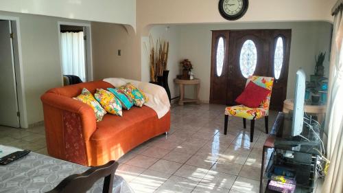 salon z kanapą z poduszkami w obiekcie Geranios w mieście Ciudad Juárez