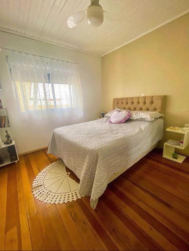 a bedroom with a bed and a window at Recanto santa esmeralda in Sorocaba
