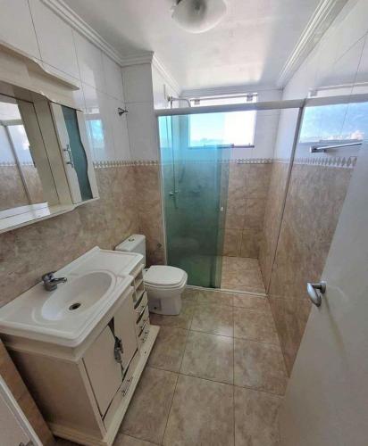 uma casa de banho com um WC, um lavatório e um chuveiro em Recanto santa esmeralda em Sorocaba