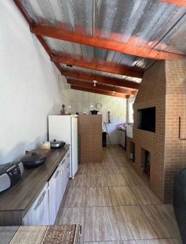 eine Küche mit einem weißen Kühlschrank im Zimmer in der Unterkunft Recanto santa esmeralda in Sorocaba