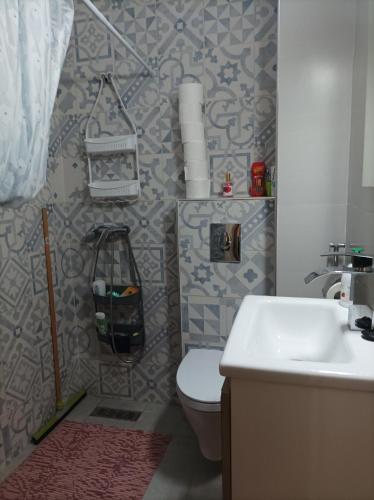 een badkamer met een toilet en een wastafel bij Au cœur d'Agadir in Agadir