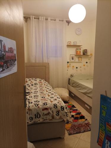 Dormitorio pequeño con cama con edredón en Au cœur d'Agadir en Agadir