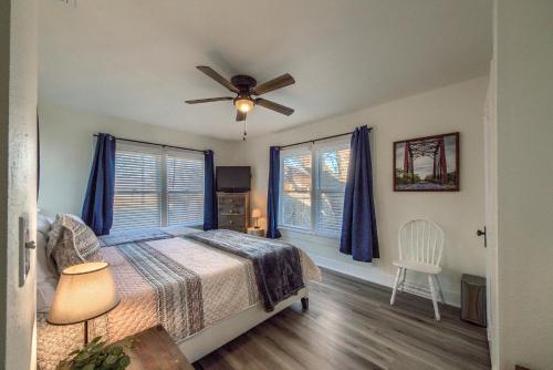ein Schlafzimmer mit einem Bett und einem Deckenventilator in der Unterkunft DT 323 Kessler Cottage in New Braunfels