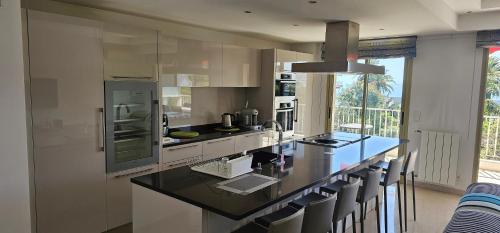 - une cuisine avec un grand îlot et un comptoir dans l'établissement bella d'azur, à Nice