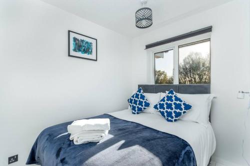 Tempat tidur dalam kamar di Jasmine House - Prime Location - Free Parking, Fast Wifi and Smart TV by Yoko Property