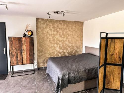 - une chambre avec un lit et un mur dans l'établissement Panorama, à Rieux-Minervois