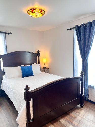 Ένα ή περισσότερα κρεβάτια σε δωμάτιο στο Werner Room 204, Hyland Hotel