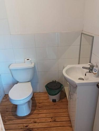 a bathroom with a toilet and a sink at Acogedora y amplia Casa in Puchuncaví