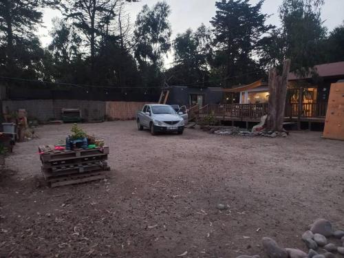 a car parked in a yard with a house at Acogedora y amplia Casa in Puchuncaví