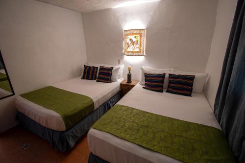 Giường trong phòng chung tại Hostal Doña Emma