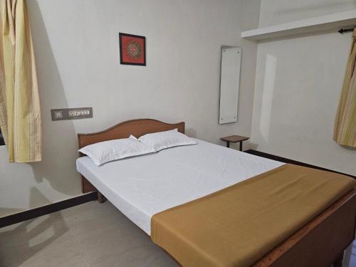 a bedroom with a large bed in a room at SHI's Velliangiri 3BHK Individual villa Near Isha Adiyogi, Coimbatore in Alāndurai