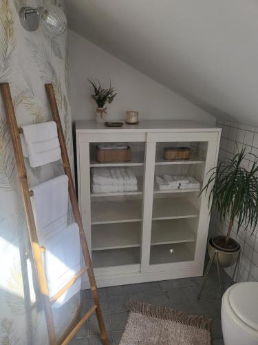 ein Badezimmer mit einem weißen Schrank mit Handtüchern in der Unterkunft El rincón de Mónica in A Coruña